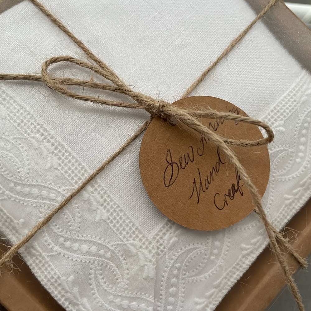 Elegant White Linen baby blanket with antique lace - Picture 5 of 6